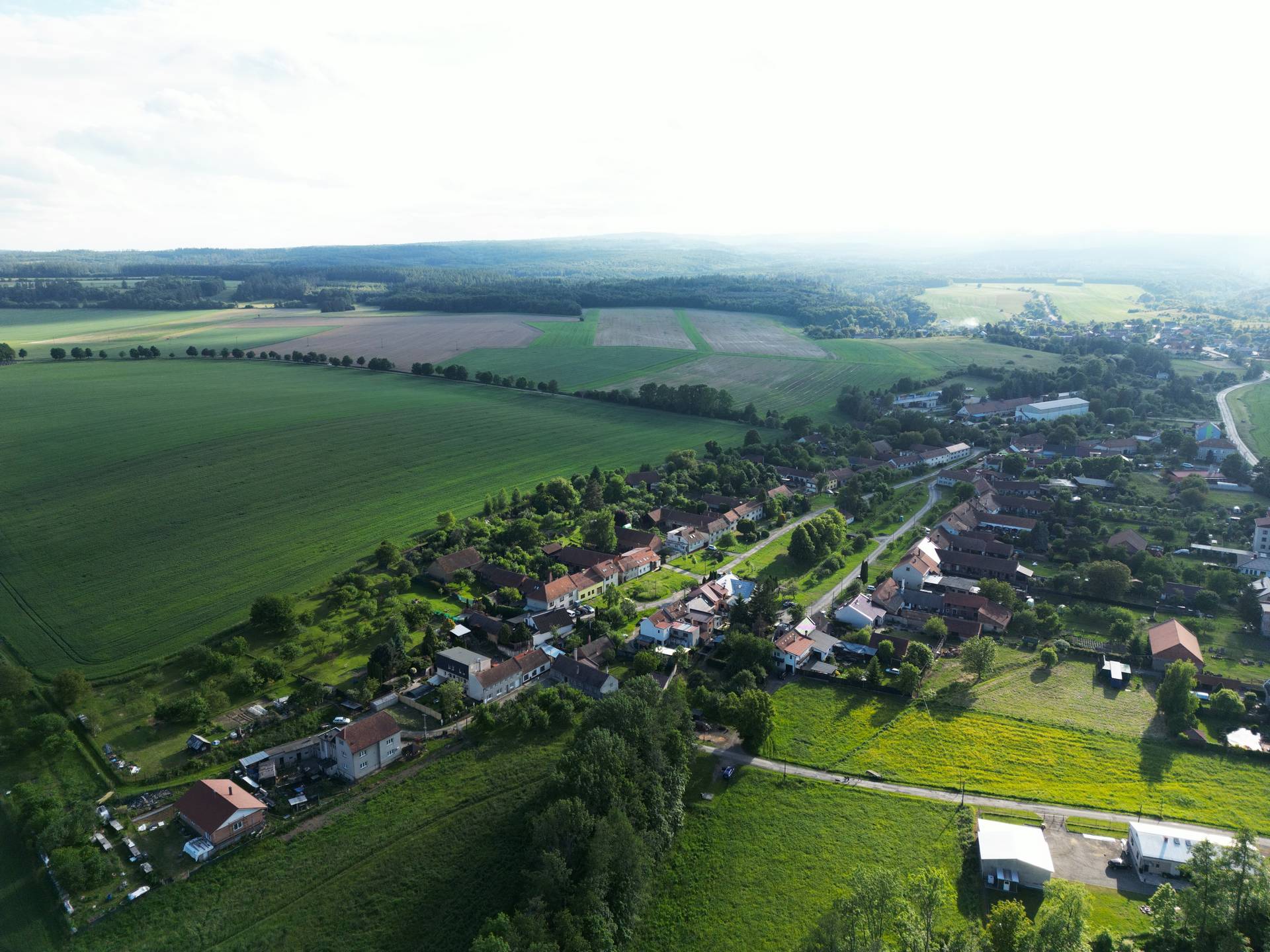 Pohled na pozemek a okolní krajinu Soběsuk